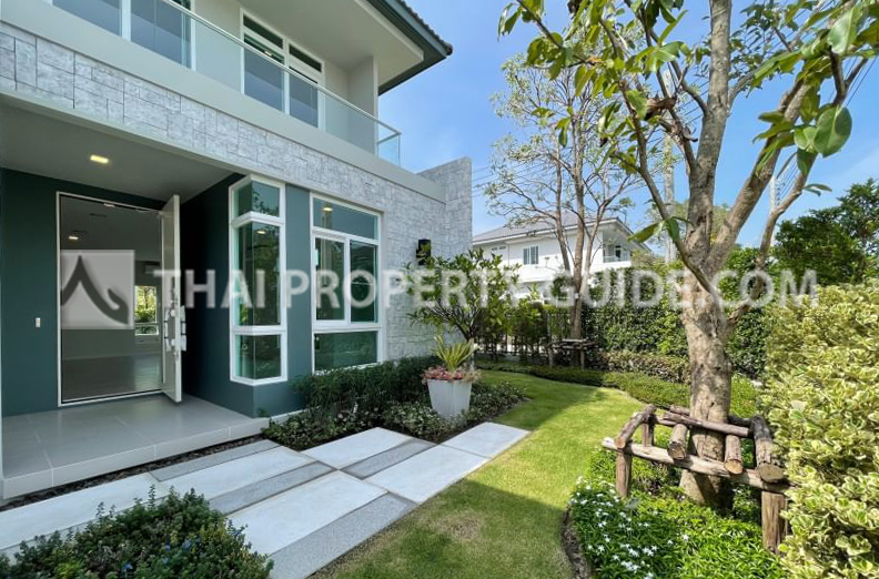 House with Shared Pool in Bangnatrad 